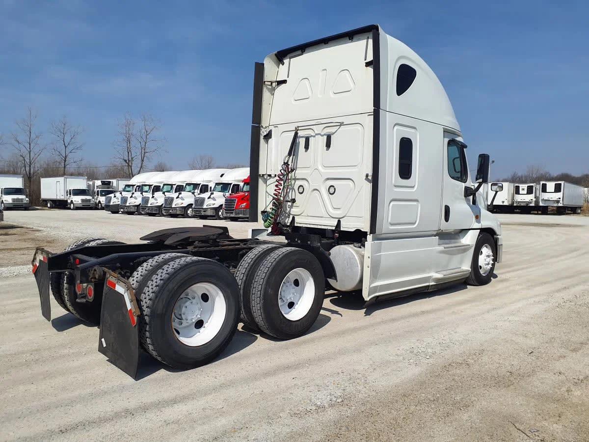 2018 Freightliner Cascadia in Indianapolis, IN — photo 4