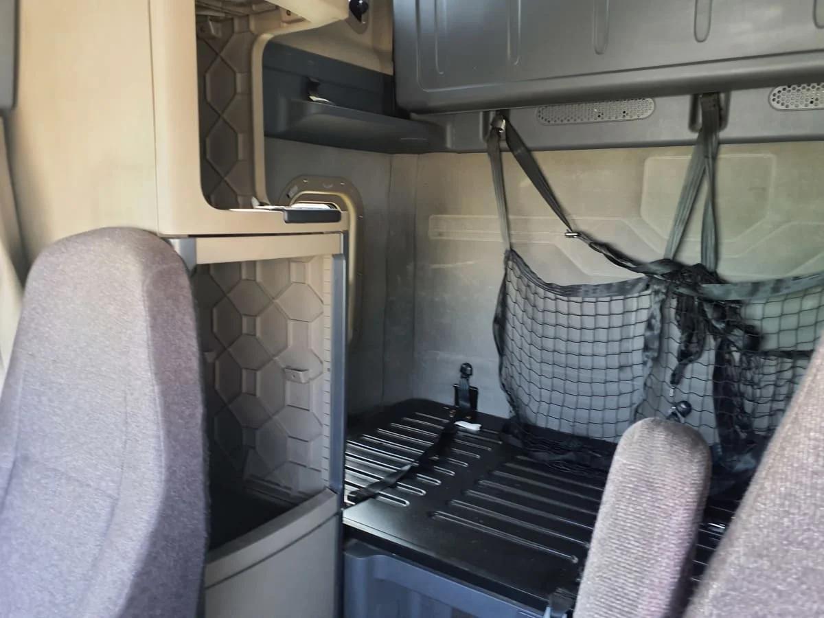 2018 Freightliner Cascadia in Indianapolis, IN — photo 8