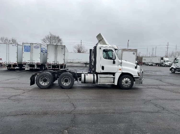 2018 Freightliner Cascadia in Kansas City, MO — photo 8