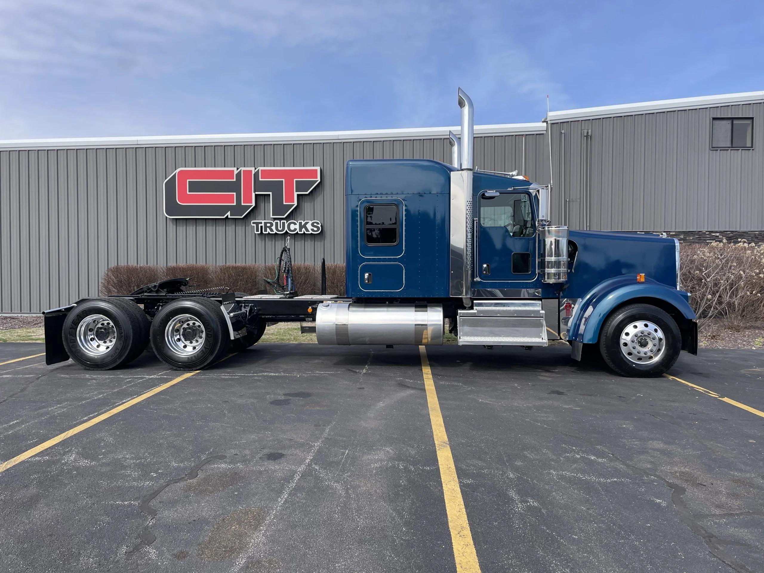 2027 Kenworth W900 in Normal, IL — photo 4