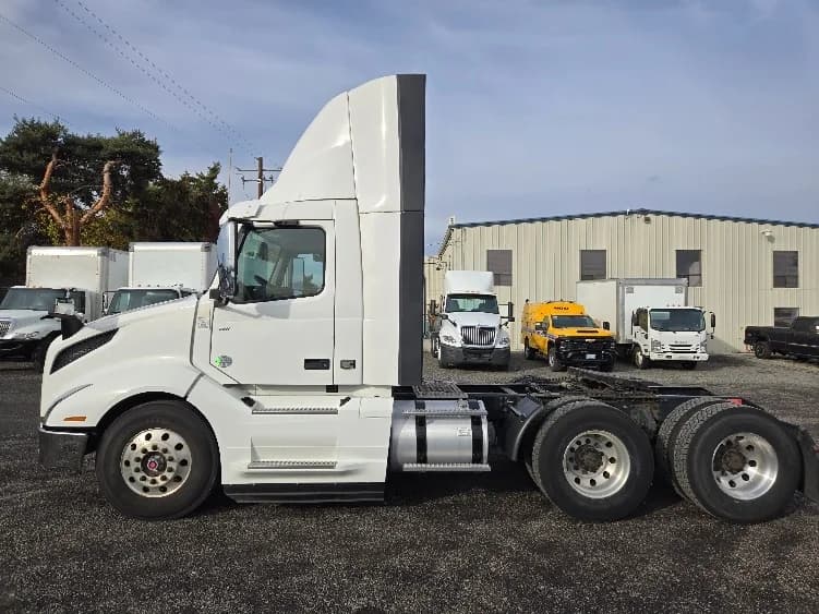 2019 Volvo VNL 300 in Yakima, WA — photo 4