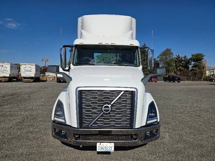 2019 Volvo VNL 300 in Yakima, WA — photo 2