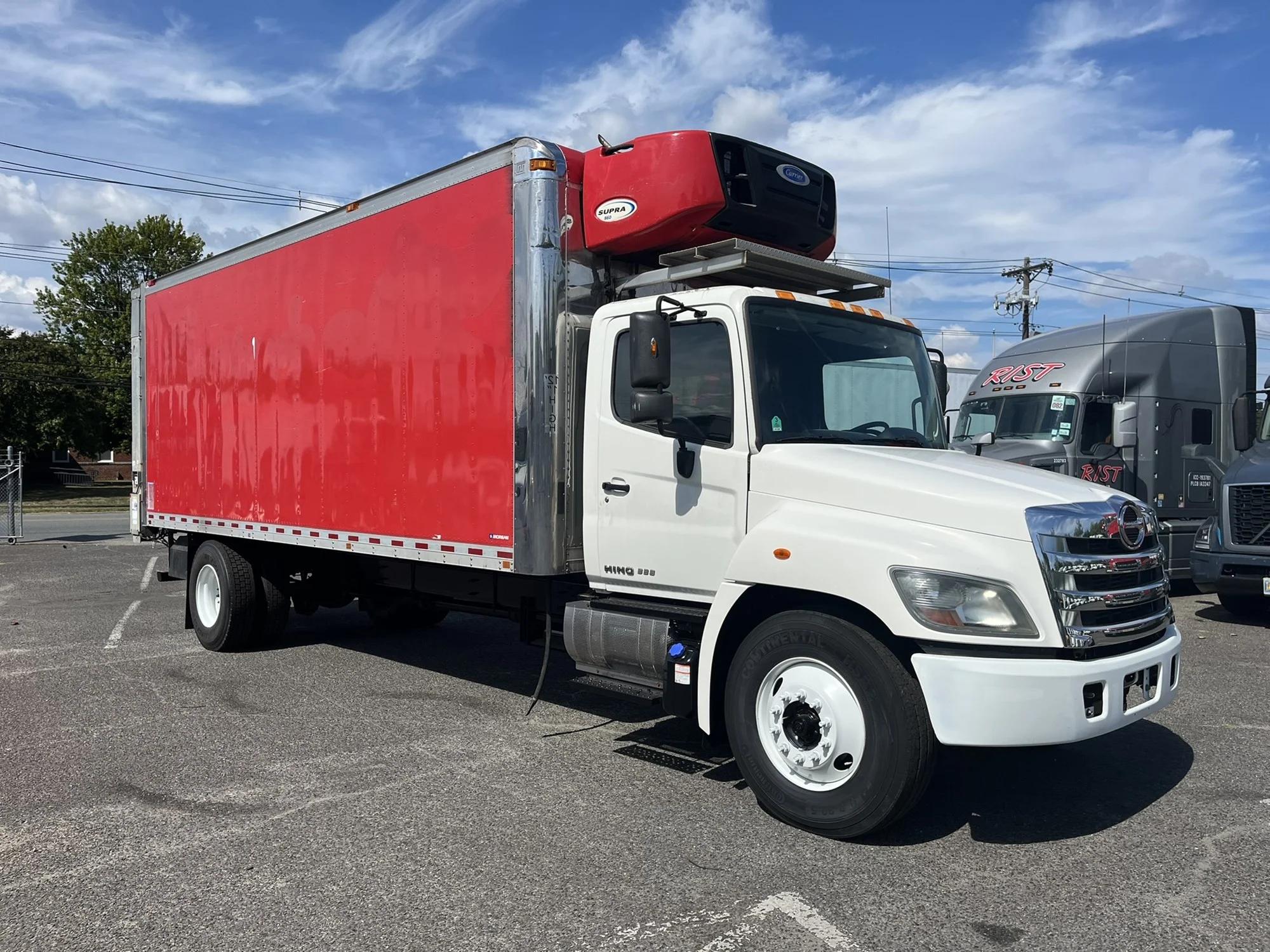 2015 Hino 338 — photo 3