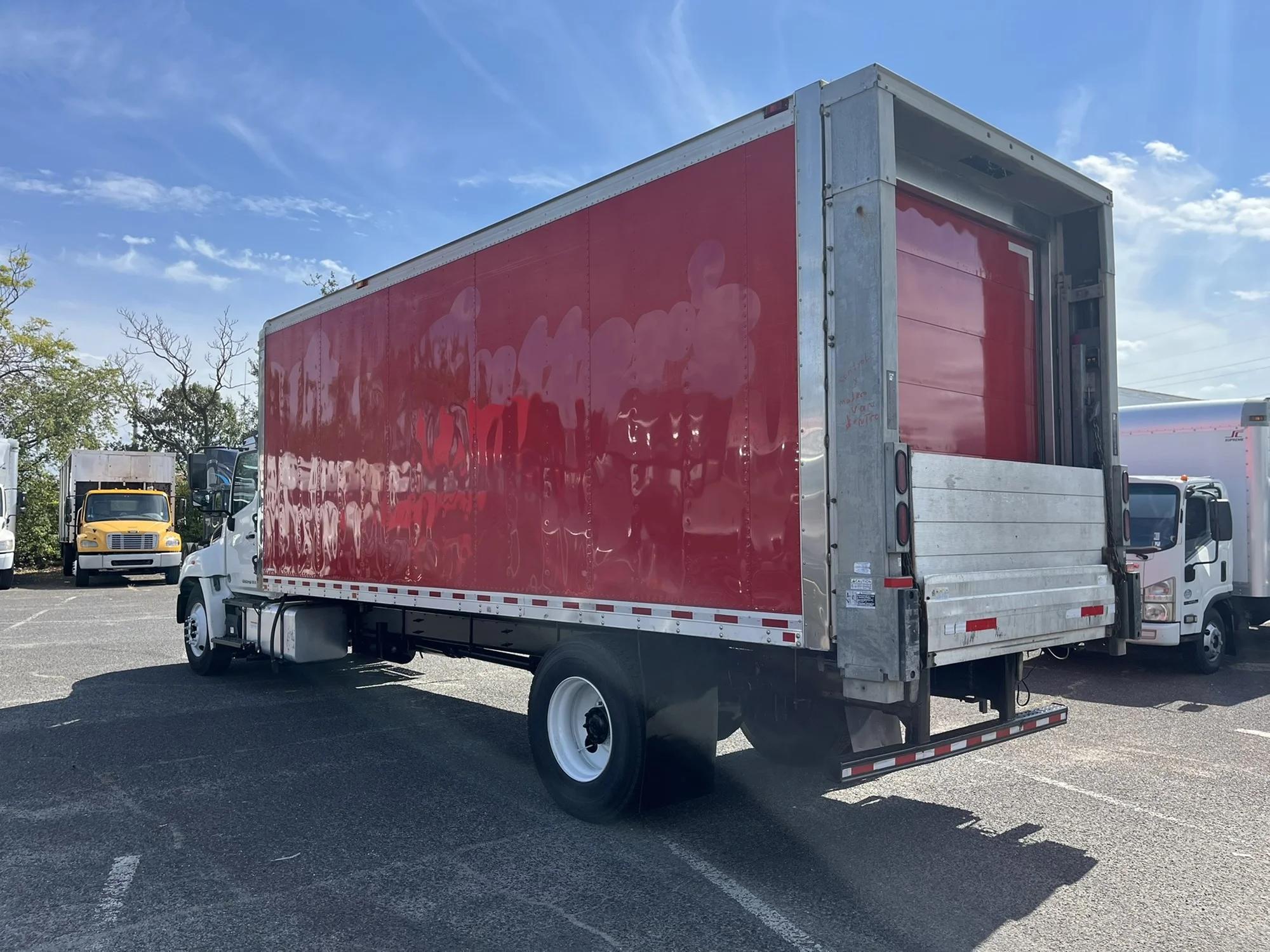 2015 Hino 338 — photo 6