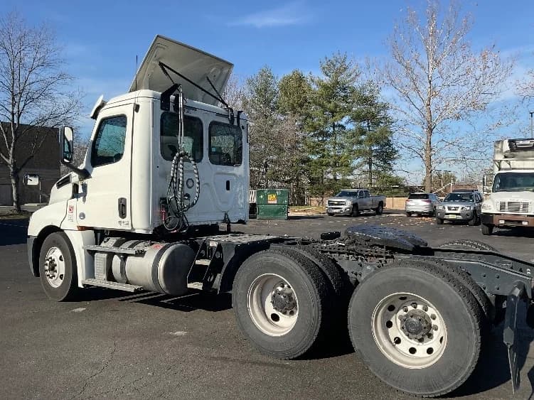 2019 Freightliner Cascadia in Capitol Heights, MD — photo 5