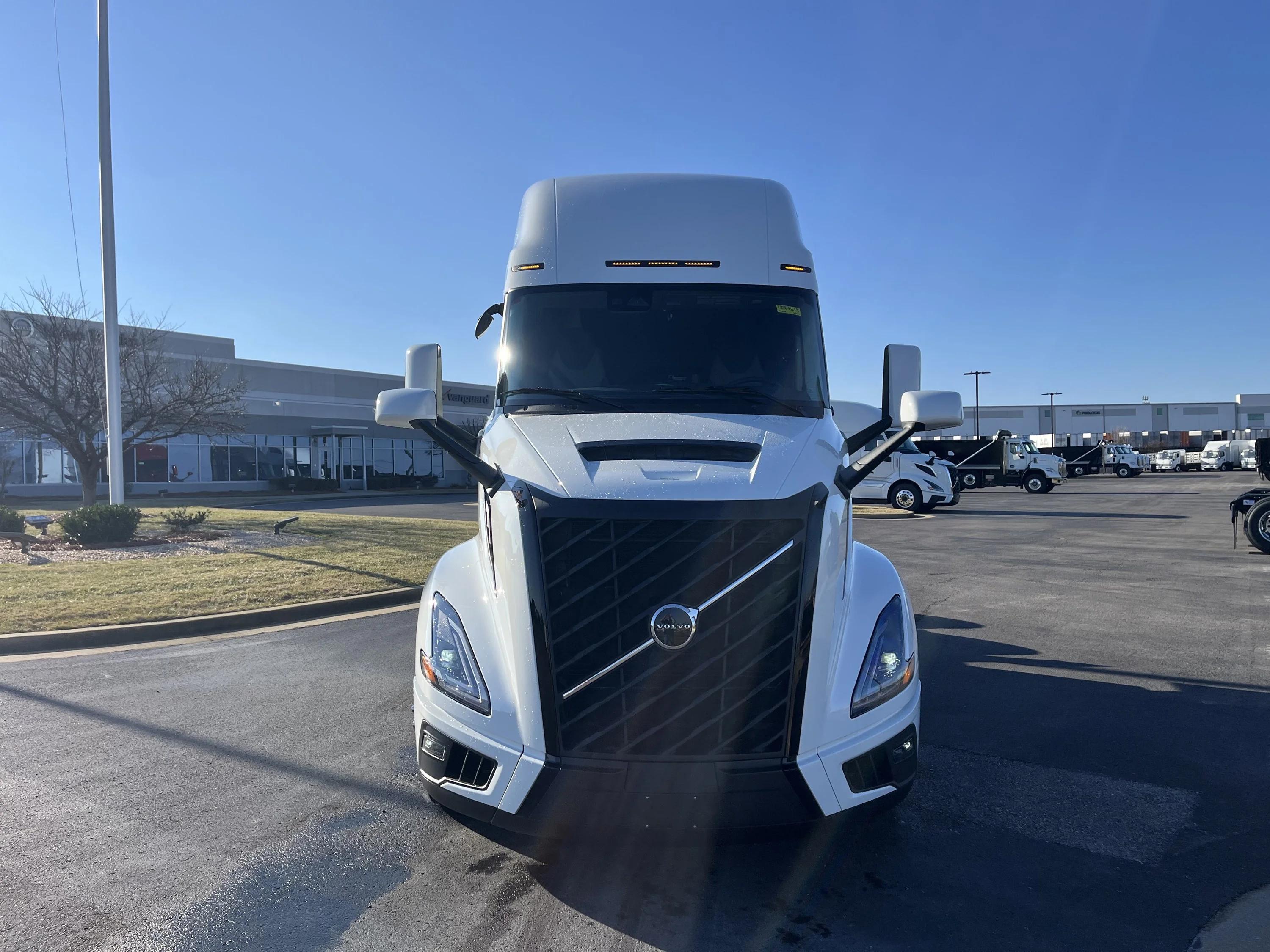 2027 Volvo VNL 860 in LA VERGNE, TN — photo 8