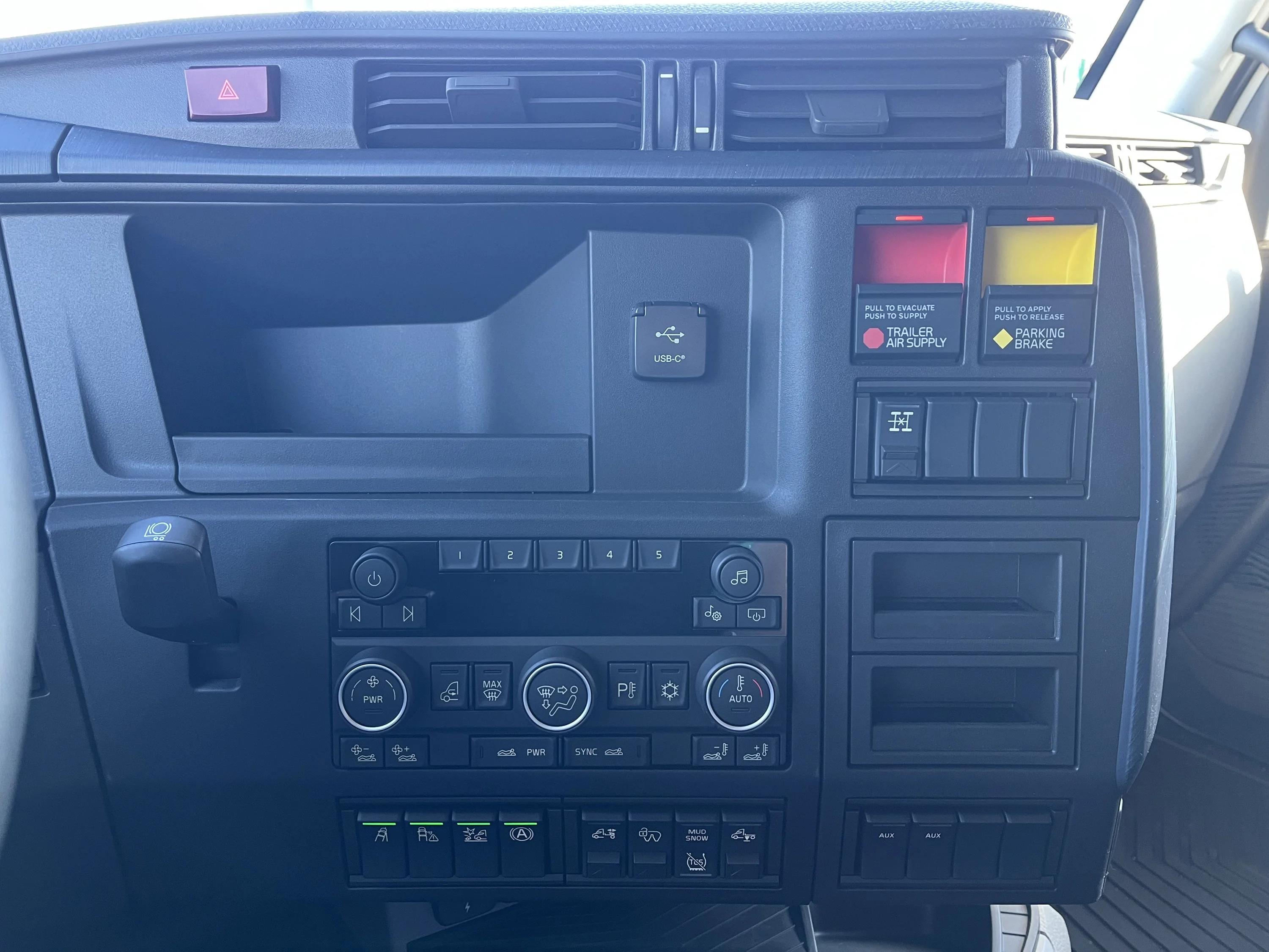 2027 Volvo VNL 860 in LA VERGNE, TN — photo 11