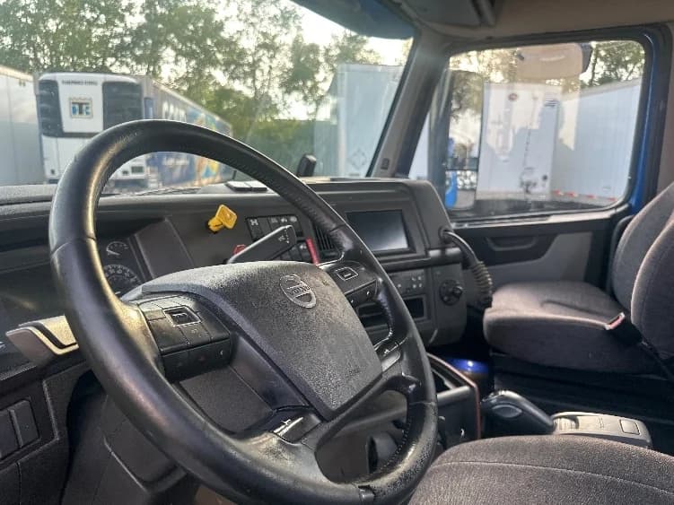 2020 Volvo VNR 640 in La Porte, IN — photo 10