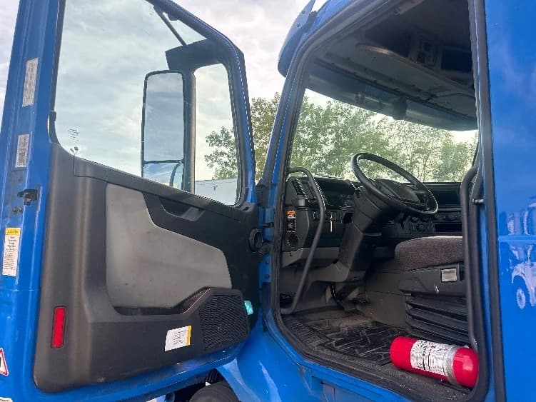 2020 Volvo VNR 640 in La Porte, IN — photo 9