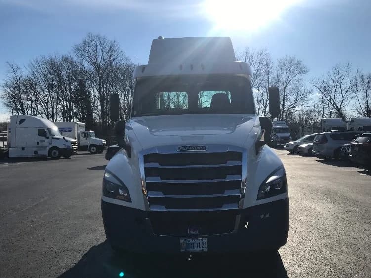 2019 Freightliner Cascadia in Bensalem, PA — photo 2