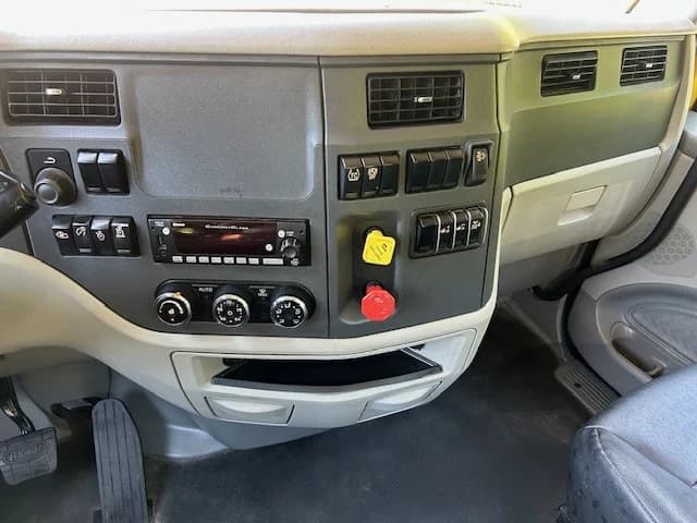 2021 Peterbilt 579 in Charlotte, NC — photo 13