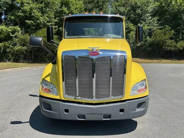 2021 Peterbilt 579 in Charlotte, NC — photo 2