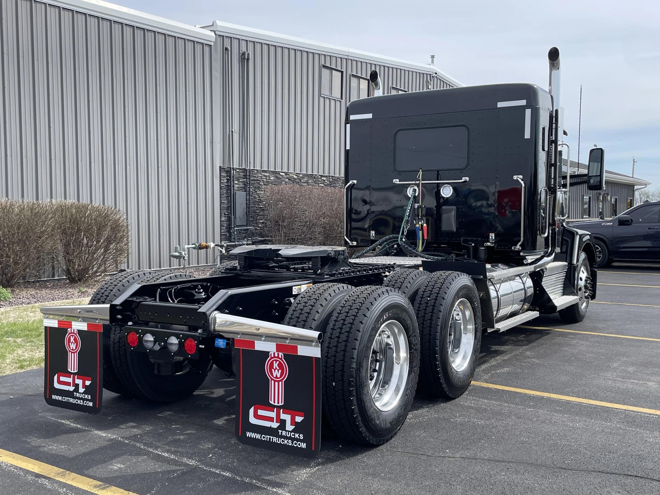 2027 Kenworth T680 in Normal, IL — photo 4