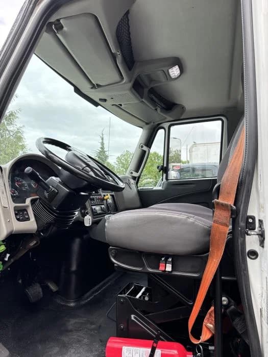 2017 International 4300 — photo 10