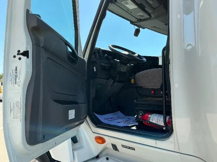 2022 International LT in La Porte, IN — photo 9