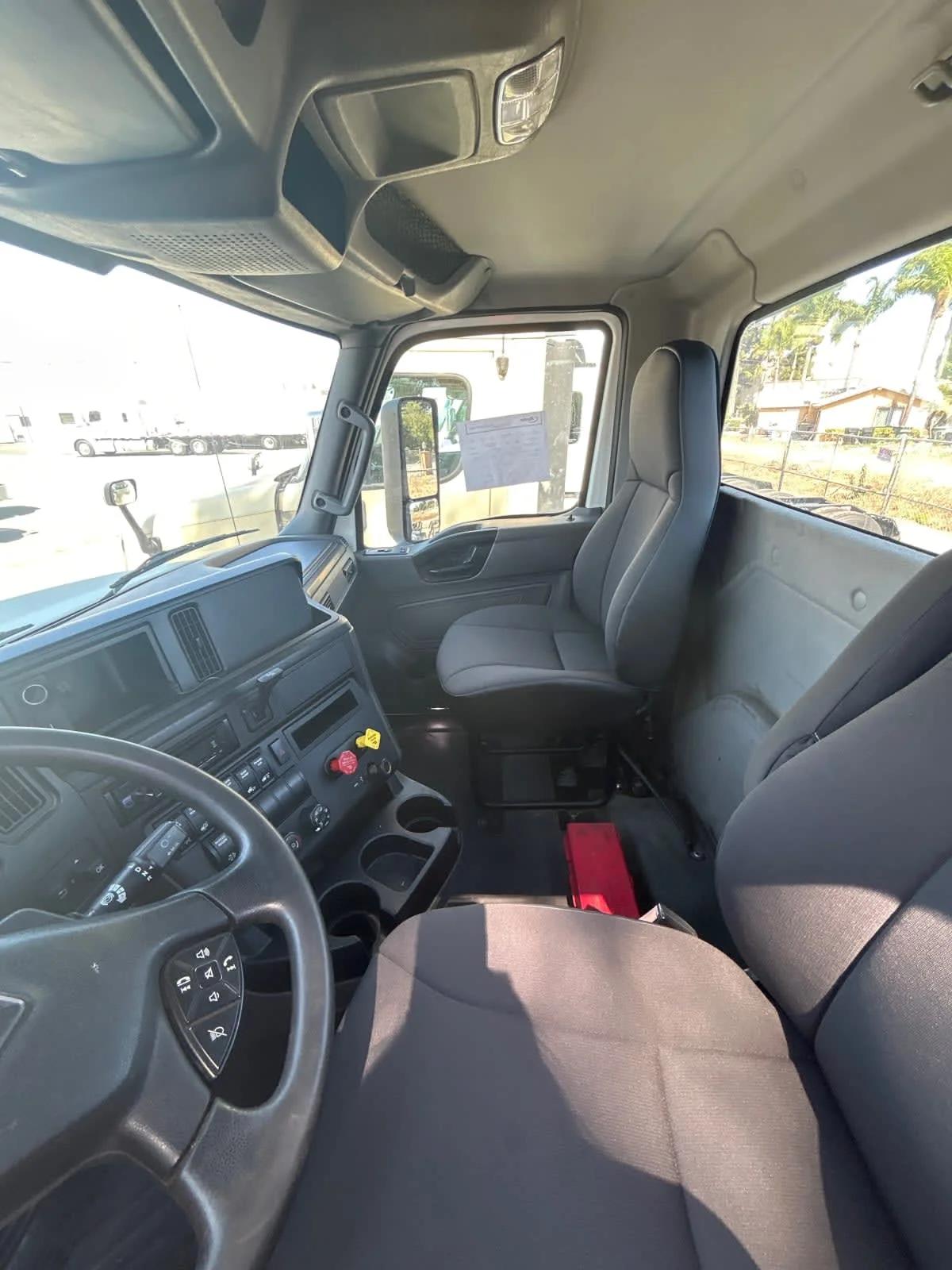 2019 International LT in Pomona, CA — photo 7