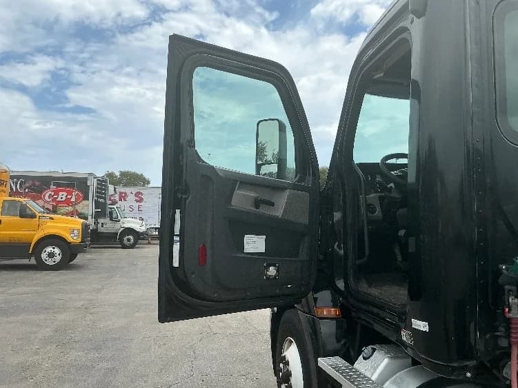 2019 Freightliner Cascadia in Medley, FL — photo 9