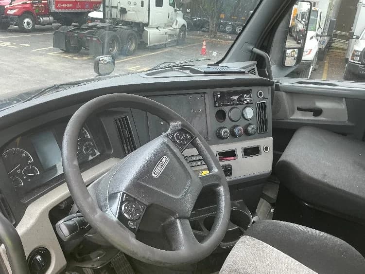 2019 Freightliner Cascadia in Medley, FL — photo 10