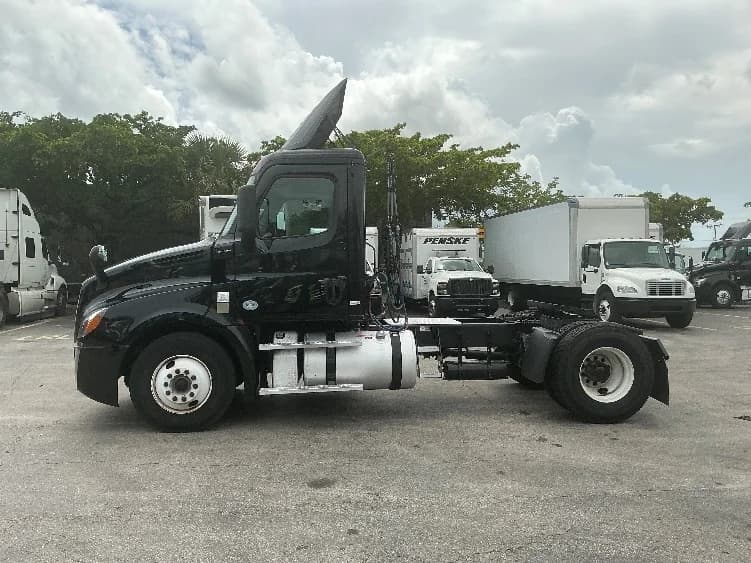 2019 Freightliner Cascadia in Medley, FL — photo 4