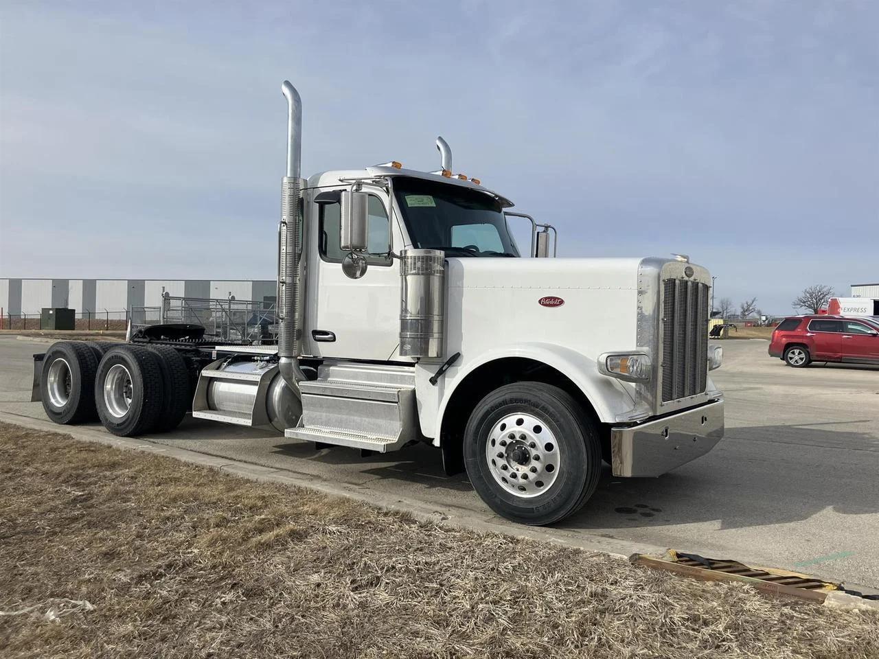 2027 Peterbilt 589 in Rochester, MN — photo 2