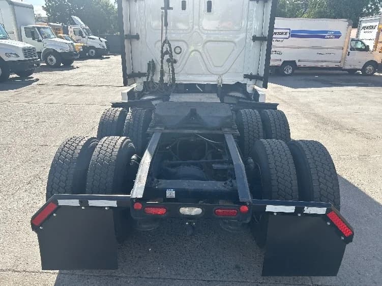 2023 Freightliner Cascadia in Bakersfield, CA — photo 6