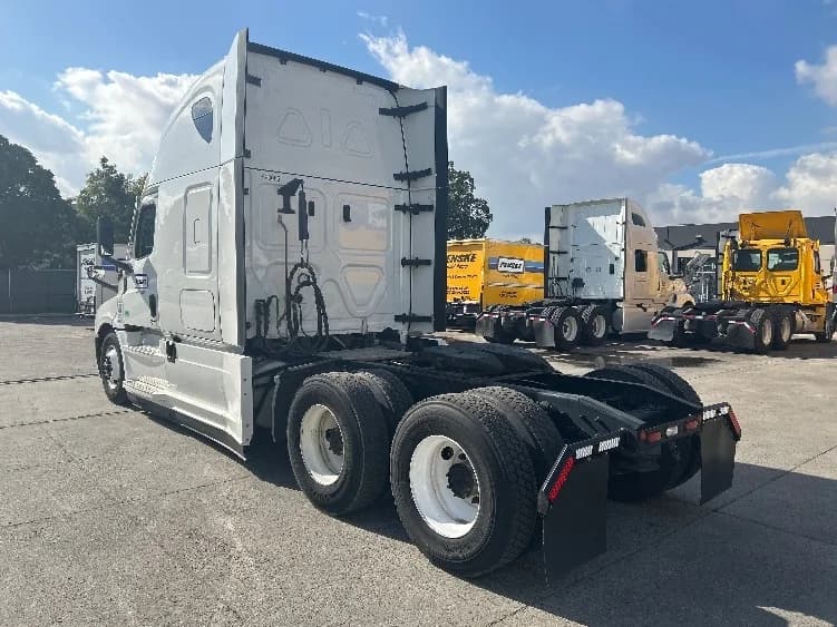 2023 Freightliner Cascadia in Bakersfield, CA — photo 5