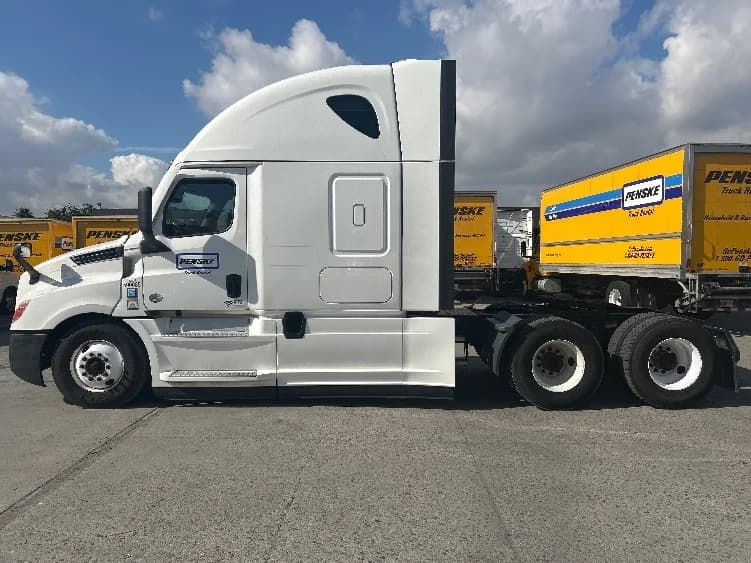 2023 Freightliner Cascadia in Bakersfield, CA — photo 4