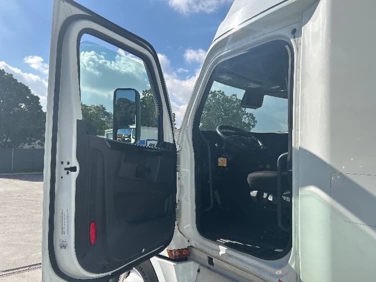 2023 Freightliner Cascadia in Bakersfield, CA — photo 9