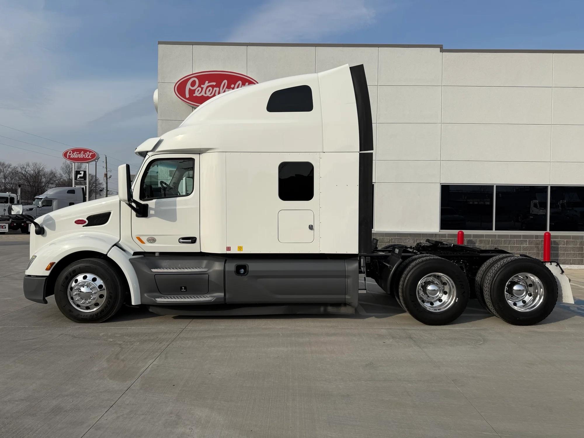 2021 Peterbilt 579 in Lowell, AR — photo 2
