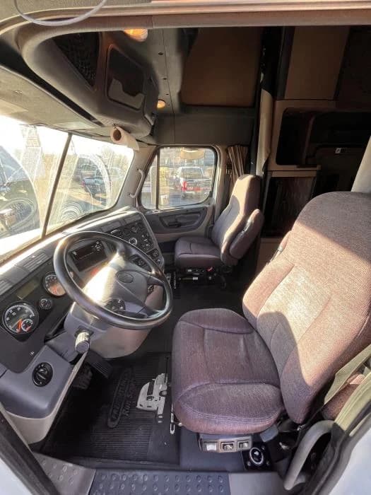 2020 Freightliner Cascadia — photo 9