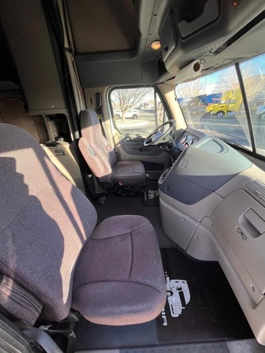 2020 Freightliner Cascadia — photo 12