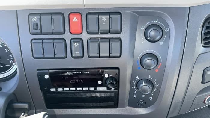 2025 Peterbilt 220EV — photo 19