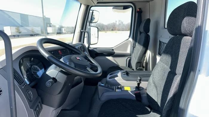2025 Peterbilt 220EV — photo 18