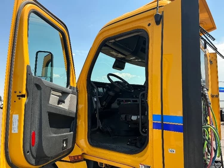 2022 Freightliner Cascadia in Denver, CO — photo 9