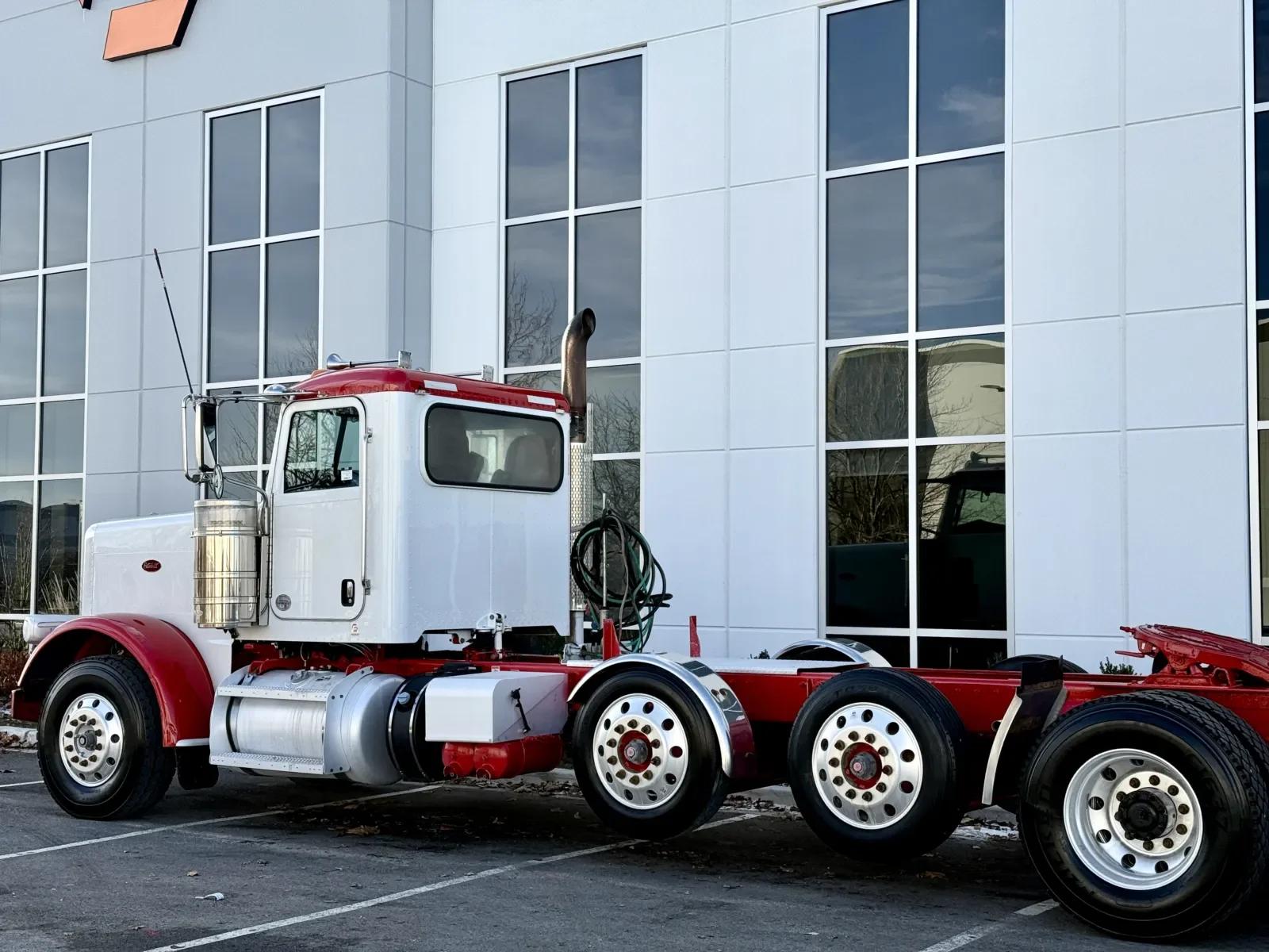 2017 Peterbilt 389 in New Lenox, IL — photo 8