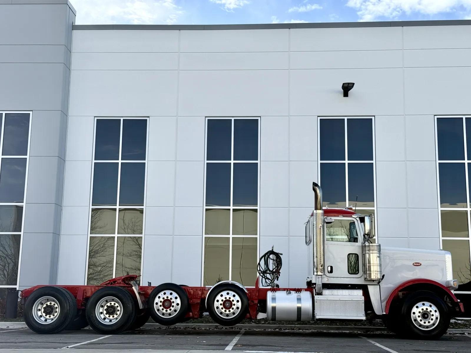 2017 Peterbilt 389 in New Lenox, IL — photo 3