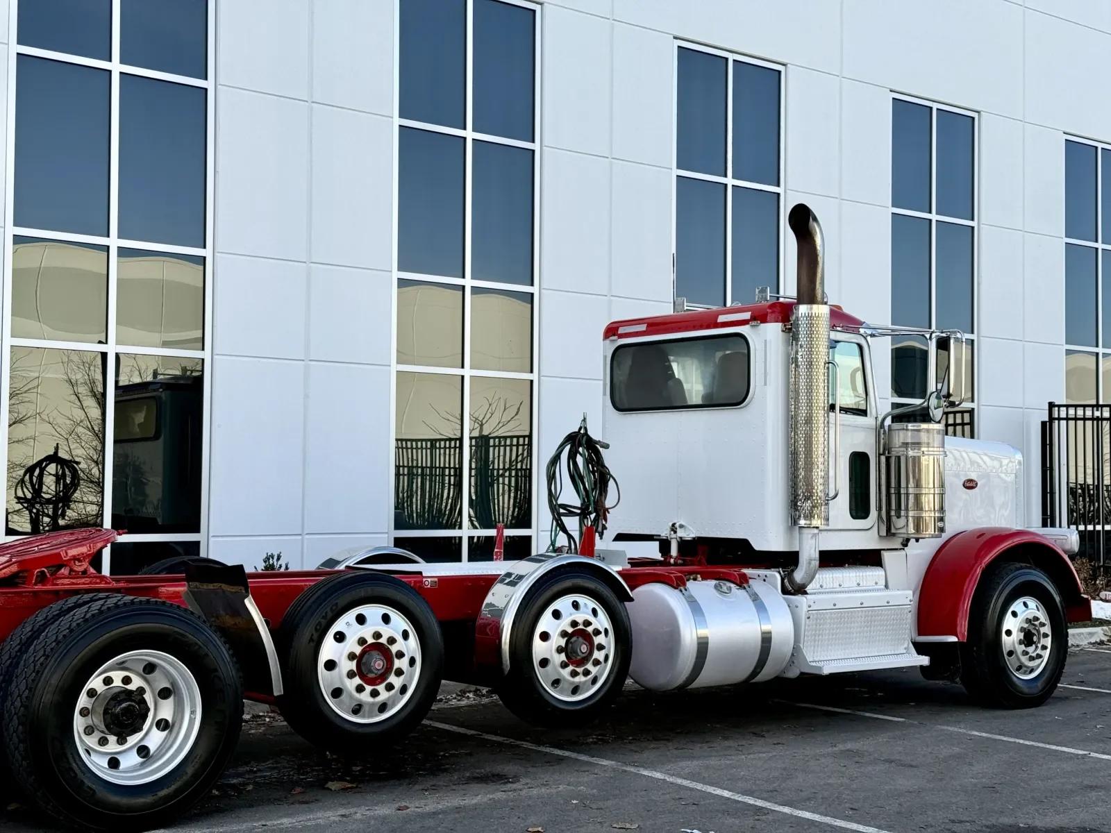 2017 Peterbilt 389 in New Lenox, IL — photo 7