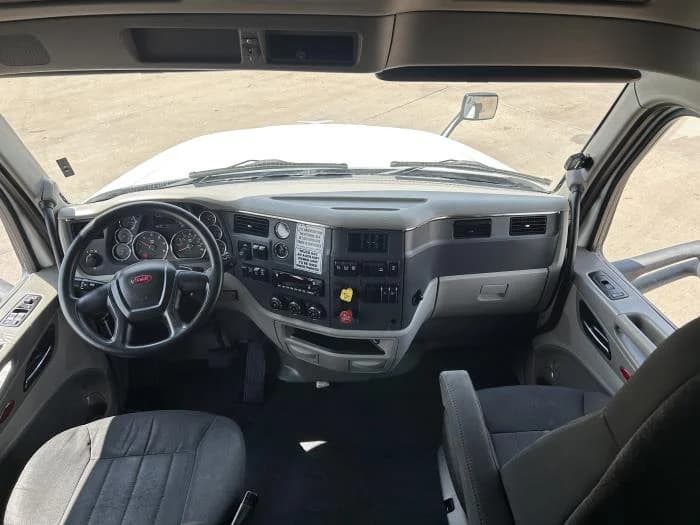2022 Peterbilt 579 in Houston, TX — photo 36