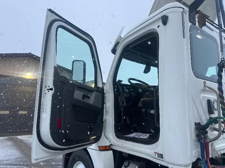 2019 Freightliner Cascadia in Wabash, IN — photo 9
