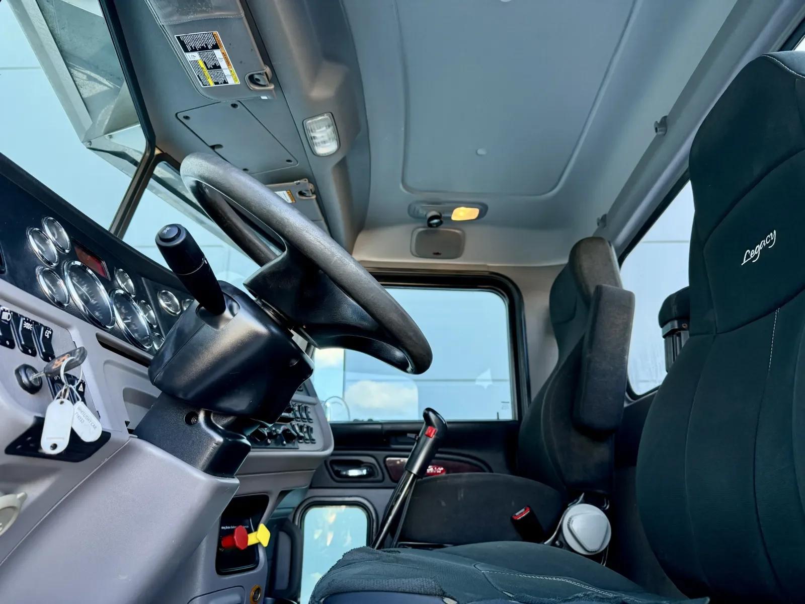 2020 Peterbilt 389 in New Lenox, IL — photo 14
