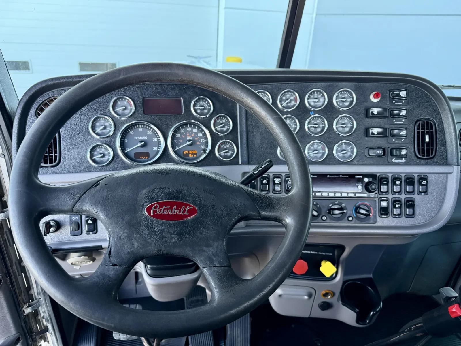 2020 Peterbilt 389 in New Lenox, IL — photo 16
