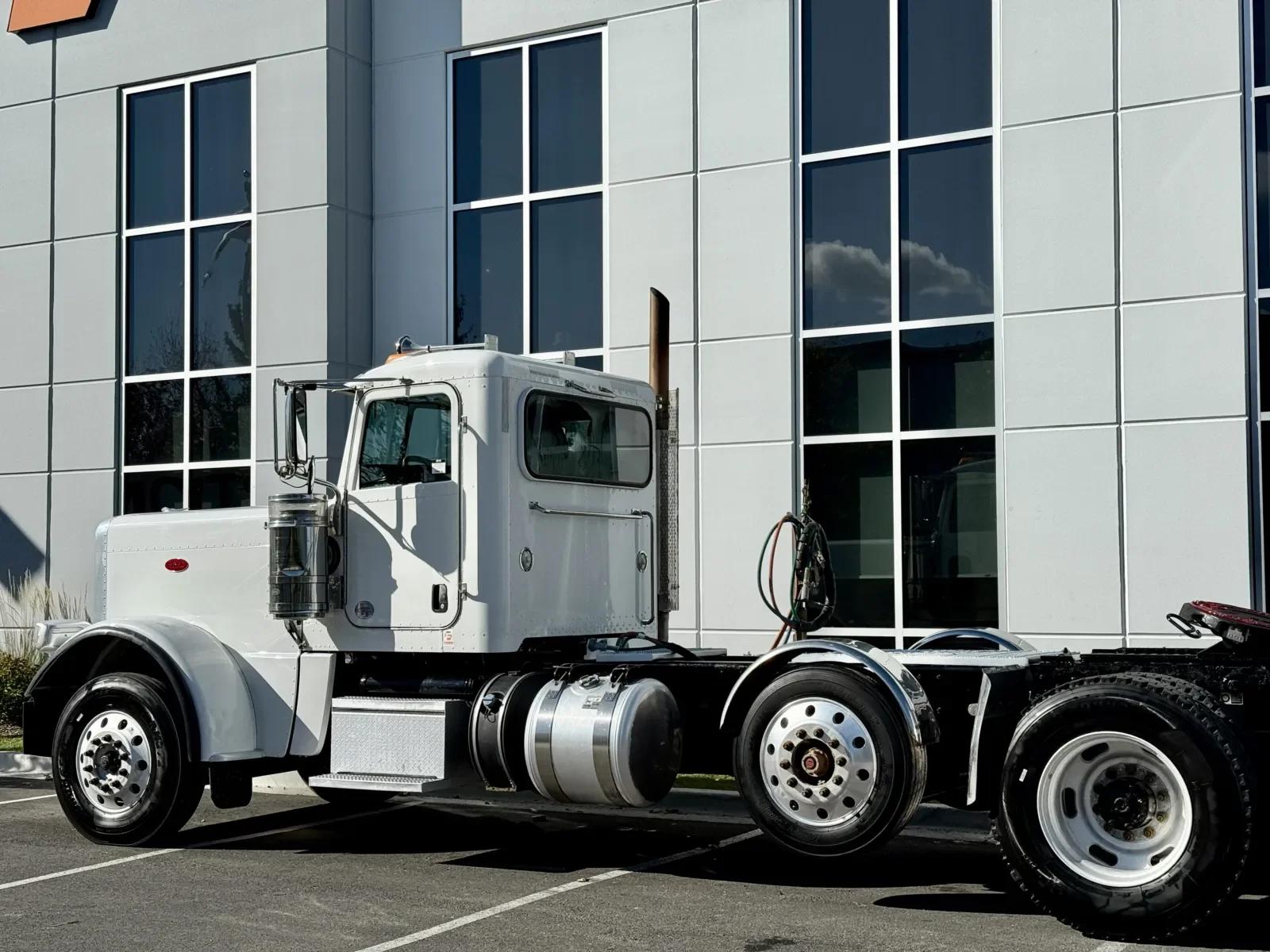 2020 Peterbilt 389 in New Lenox, IL — photo 8
