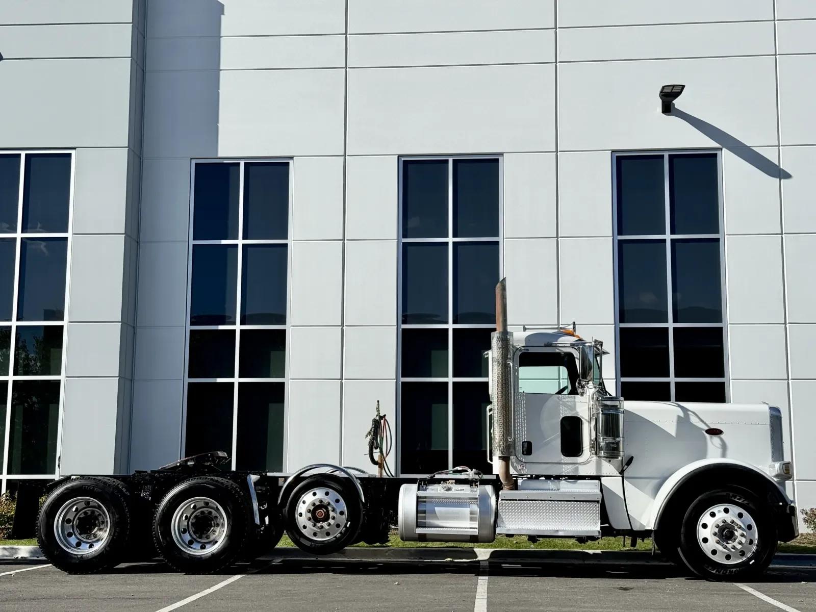2020 Peterbilt 389 in New Lenox, IL — photo 3