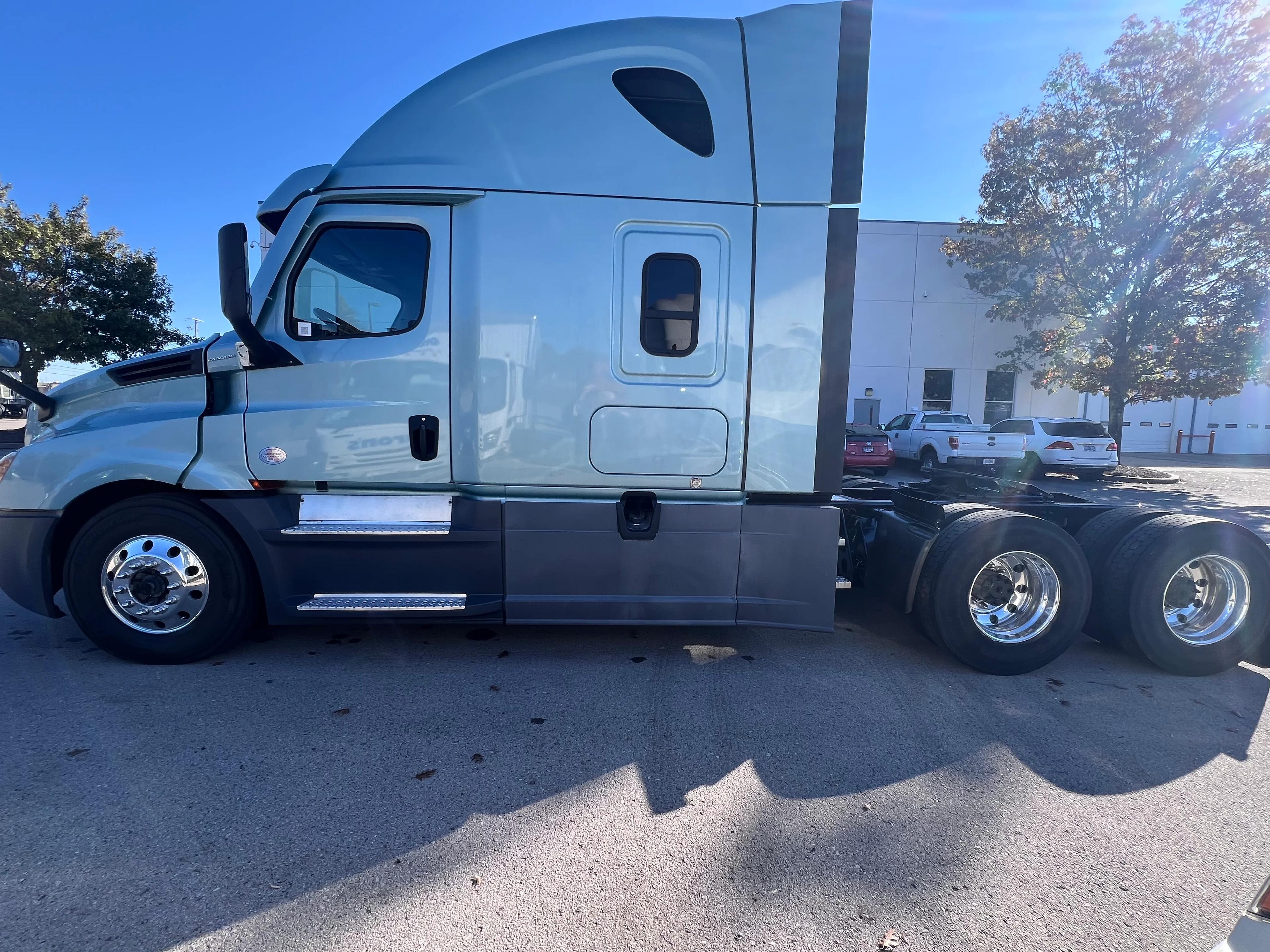 2021 Freightliner Cascadia in Nashville Isuzu, TN — photo 2