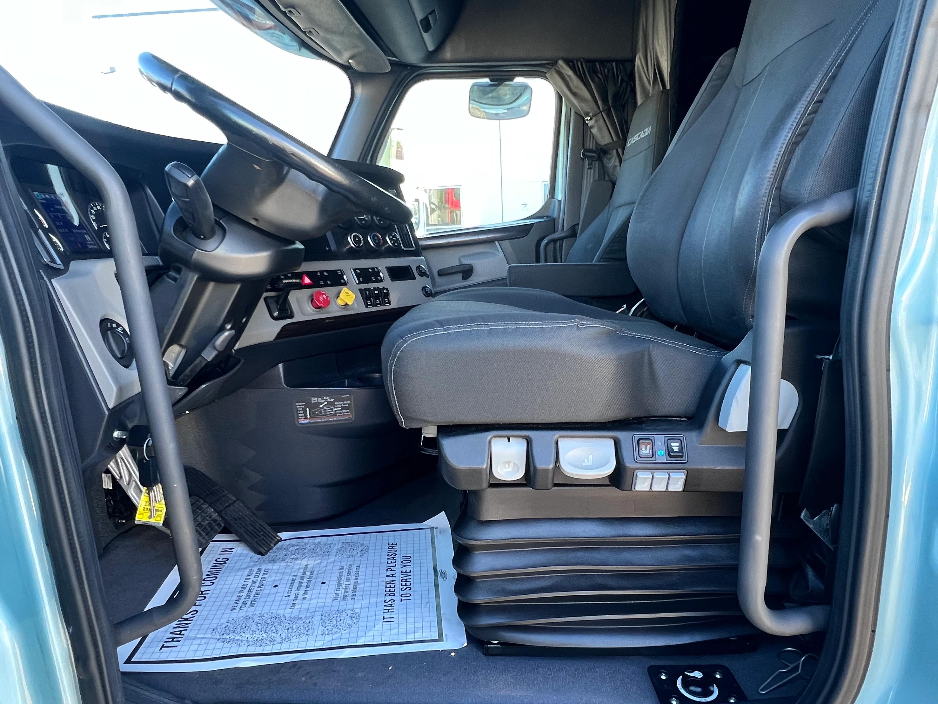 2021 Freightliner Cascadia in Nashville Isuzu, TN — photo 14