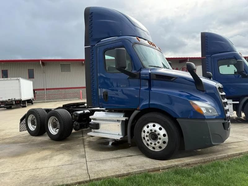 2021 Freightliner Cascadia in Walton, KY — photo 2