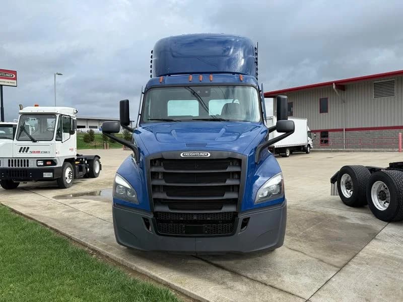 2021 Freightliner Cascadia in Walton, KY — photo 4