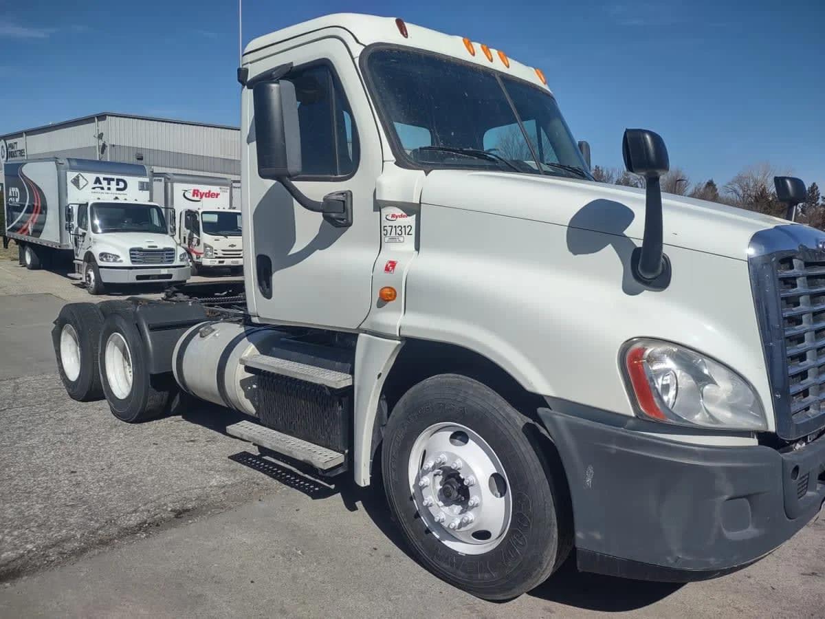 2014 Freightliner Cascadia in Kansas City, MO — photo 8