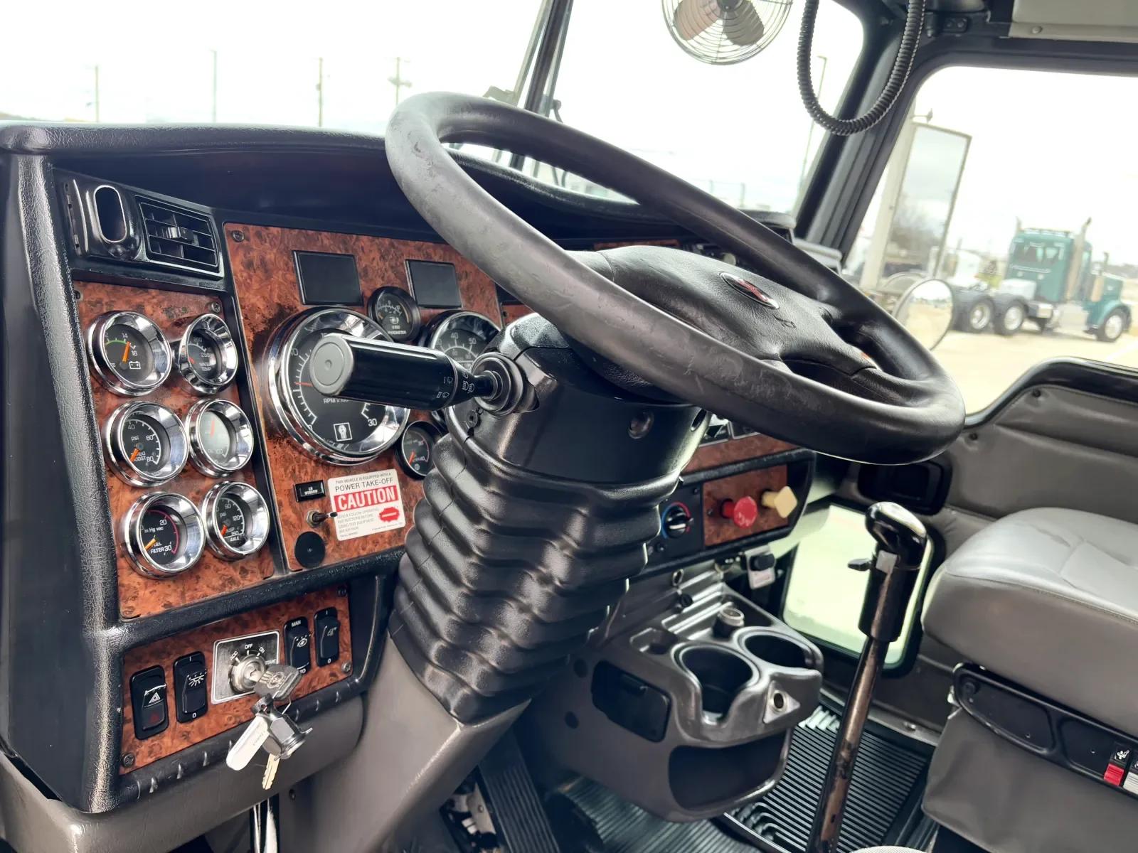 2005 Kenworth T800 in Hutchins, TX — photo 15