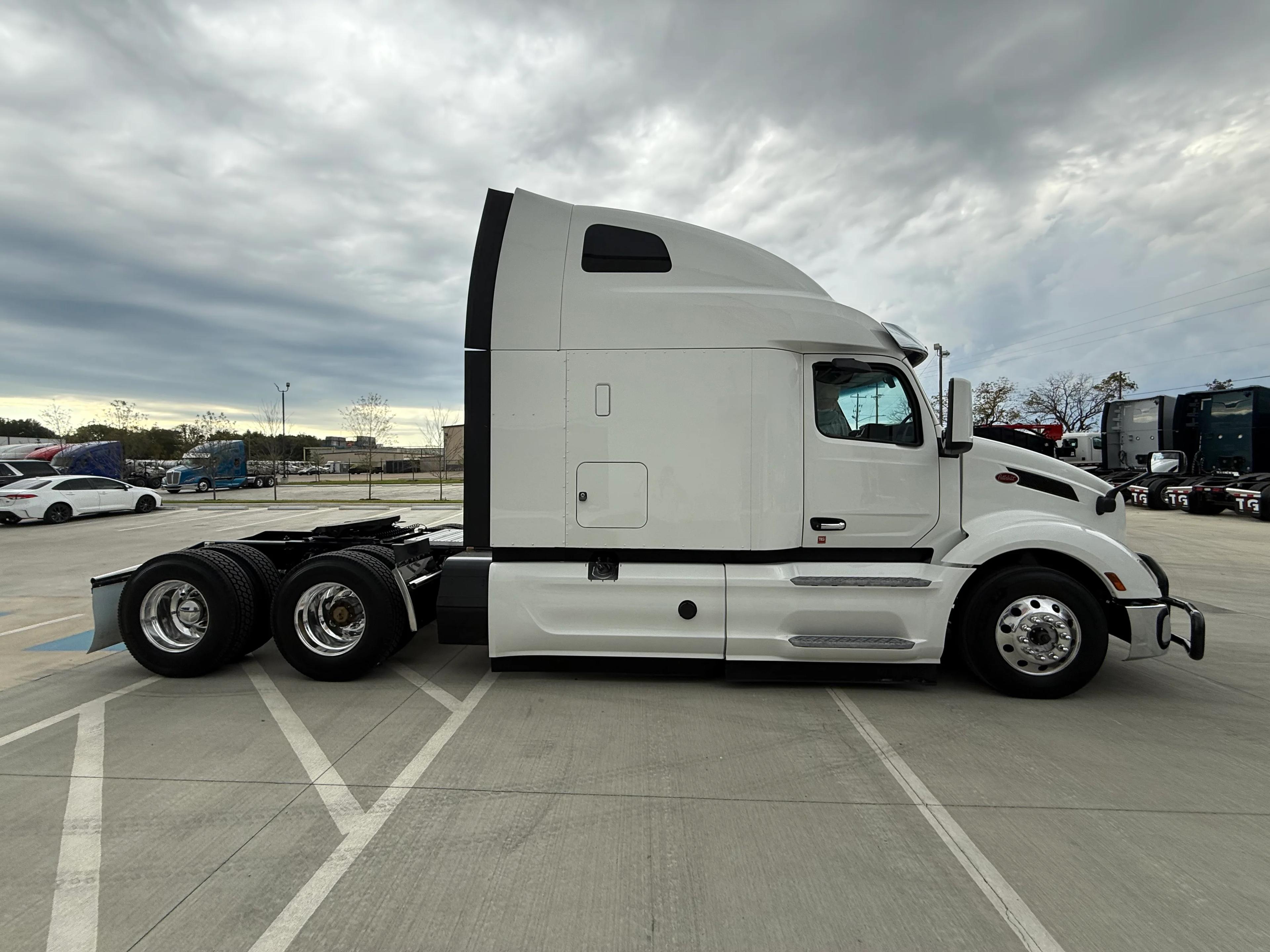 2023 Peterbilt 579 in Cincinnati, OH — photo 6
